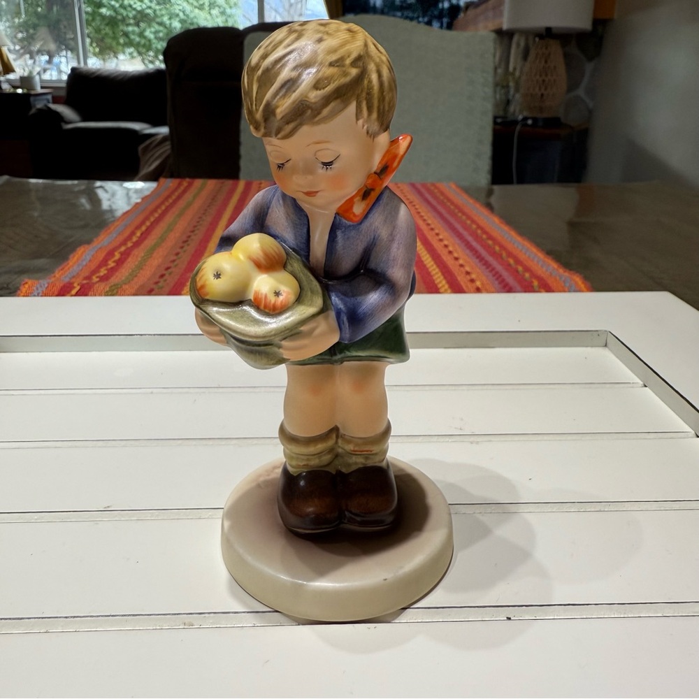 Goebel Hummel #485, "Gift From A Friend" Figurine, 5" TMK7  signed in 1988
